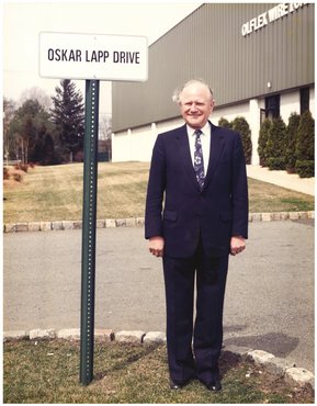 Oskar Lapp frente al edificio de la empresa en Estados Unidos.